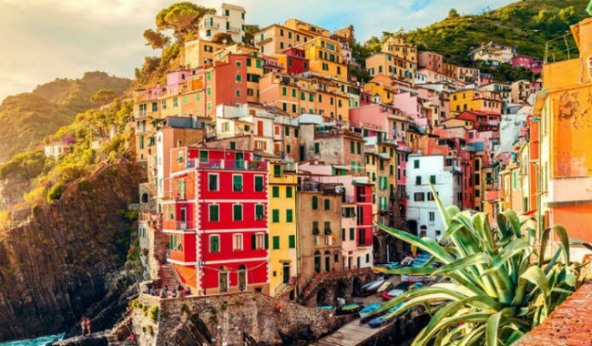 «مانارولا-إيطاليا» تعتبر أكثر المدن رومانسية نظراً لمنازلها الملونة وكروم العنب فيها ووجود المناظر الطبيعية الخلابة.