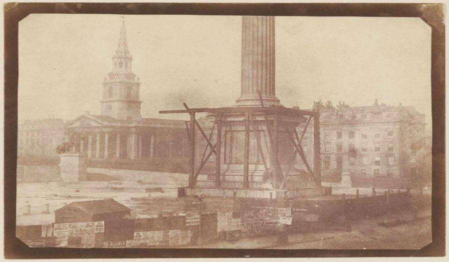 عامود نيلسون في لندن أثناء بنائه عام 1844