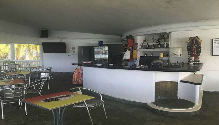 مقهى في قصر "بابلو إسكوبار" في كولومبيا