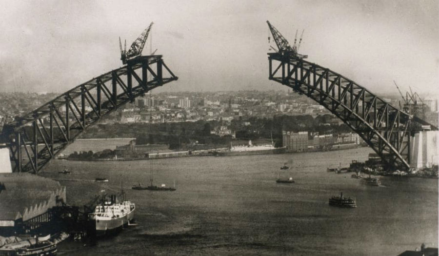 جسر ميناء سيدني عام 1930 أثناء بنائه