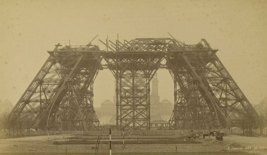 برج إيفل في فرنسا أثناء بنائه عام 1888