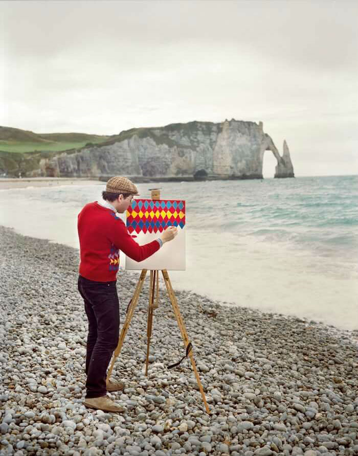 الفنان «هانك شميت» يرسم لوحة على شاطىء البحر، بعدسة المصور «فابيان شوبرت»