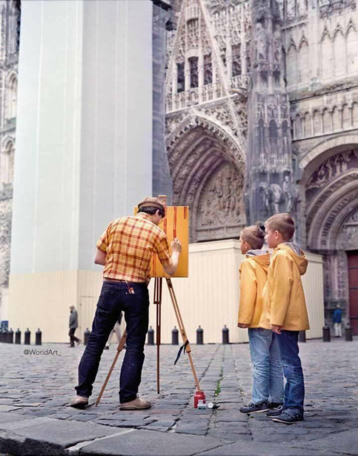 أحد الأولاد يشاهد الفنان «هانك شميت» وهو يرسم، بعدسة المصور «فابيان شوبرت»