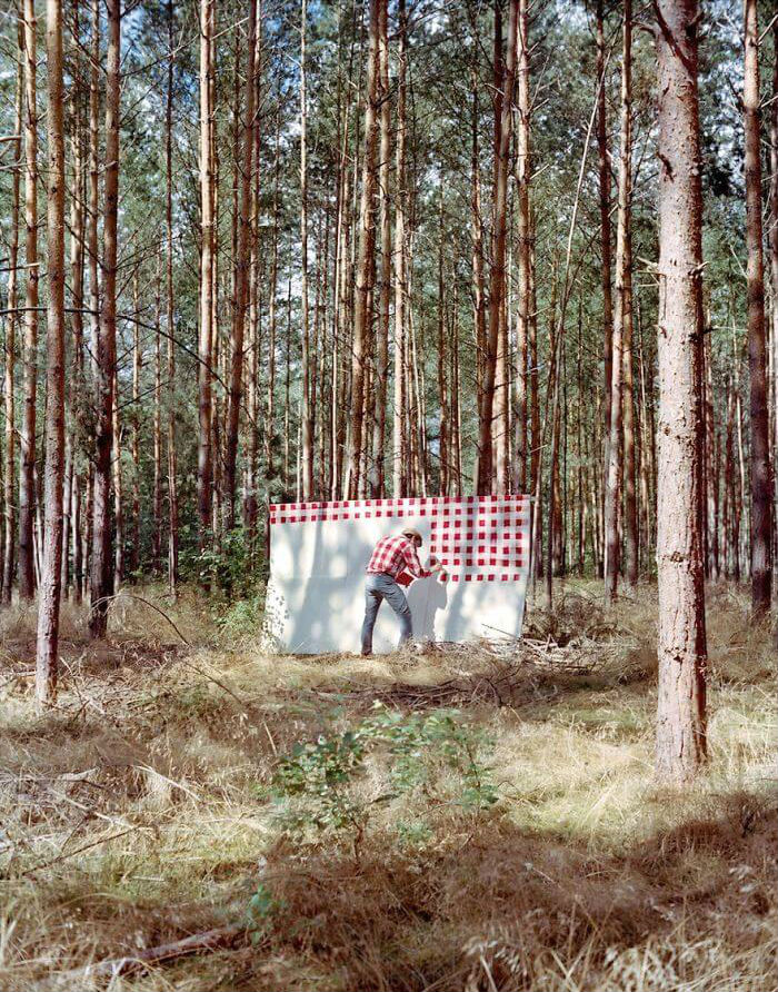 الفنان «هانك شميت» يرسم لوحة في وسط الغابة، بعدسة المصور «فابيان شوبرت»