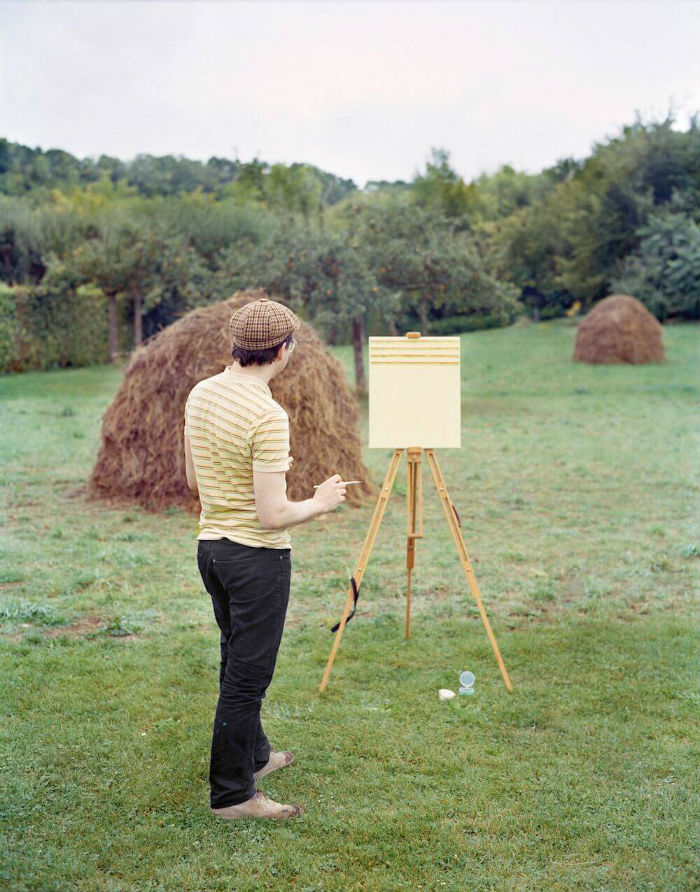الفنان «هانك شميت» يرسم لوحة بلون قميصه في حديقة من القش، بعدسة المصور «فابيان شوبرت»