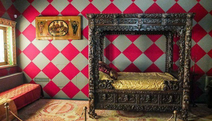 غرفة نوم داخل قصر «كولومينسكوي» الخشبي في موسكو
