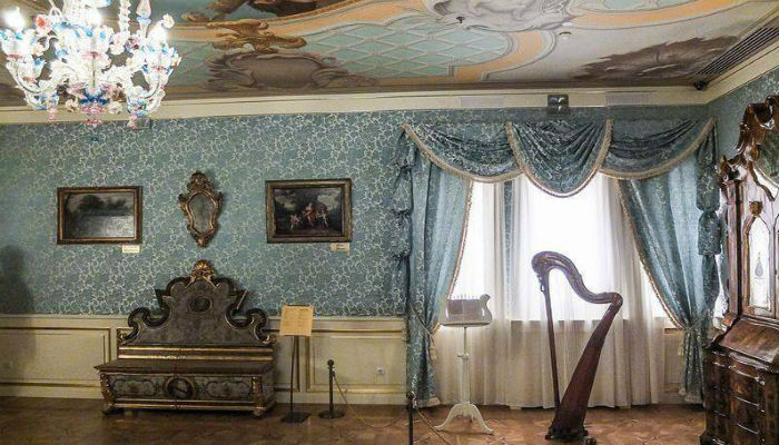 داخل احدى غرف قصر «كولومينسكوي» الخشبي التي كانت في عهد القيصر «أليكسي ميخائيلوفيتش» في موسكو