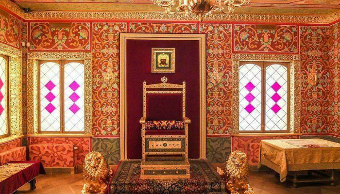 كرسي عرش داخل قصر كولومينسكوي» الخشبي في موسكو