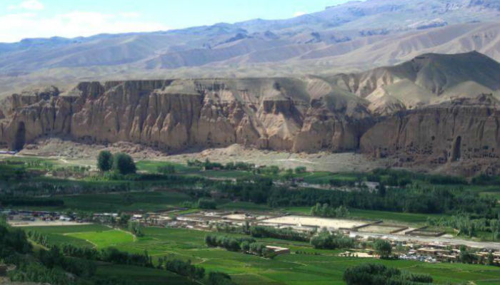 تماثيل بوذا في باميان-أفغانستان واحد بإرتفاع 36 متراً والثاني بإرتفاع 53 متراً