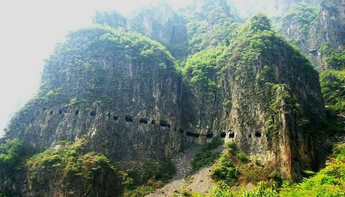 نفق «غاوليانغ» يخترق جبل «تايهانغ» في الصين