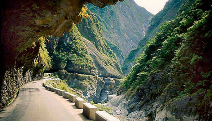 نفق «غاوليانغ» وسط جبل«تايهانغ» والمناظر الخلابة في الصين