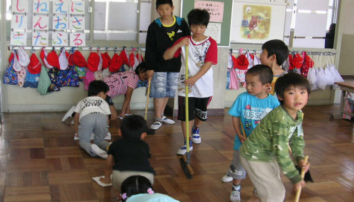 تملك معظم المدارس عمال نظافة يقومون بأعمال التنظيف عند إنتهاء اليوم المدرسي لكن في المدارس اليابانية يتناول الطلاب والمدرسين في القيام بأعمال النظافة لذا يحاولون قدر المستطاع من عدم التسبب بالفوضى.