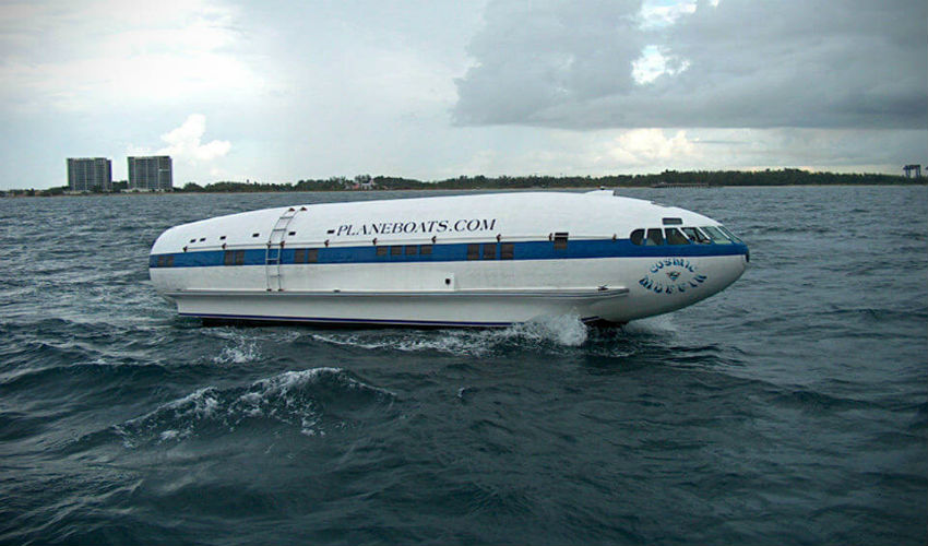 الطائرة التي تحولت الى قارب يدعى الأن «Cosmic Muffin»
