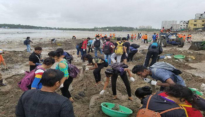مجموعات تقوم بتنظيف شاطئ فيسوفا في الهند