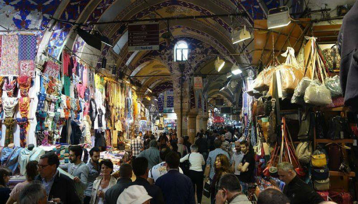 من داخل السوق المغطى البازار الكبير في اسطنبول-تركيا