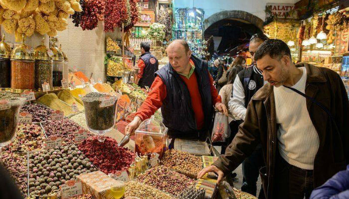 محل لبيع الأعشاب في البازار الكبير في اسطنبول-تركيا