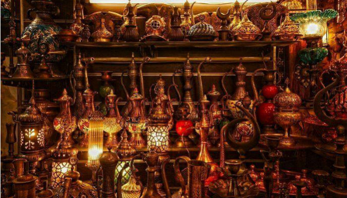 أدوات نحاسية في البازار الكبير في اسطنبول-تركيا