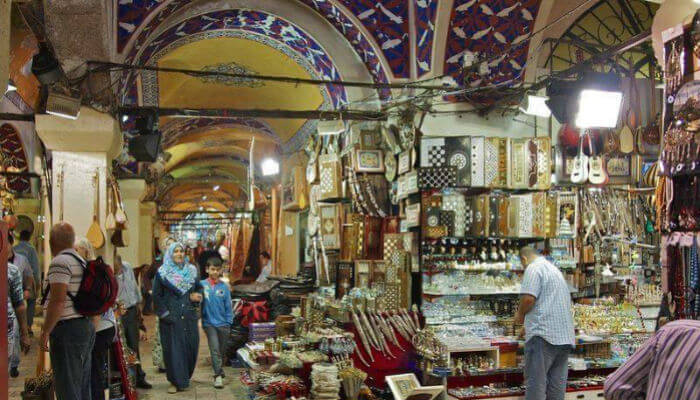 محل لبيع الآلات الموسيقية القديمة في البازار الكبير في اسطنبول-تركيا