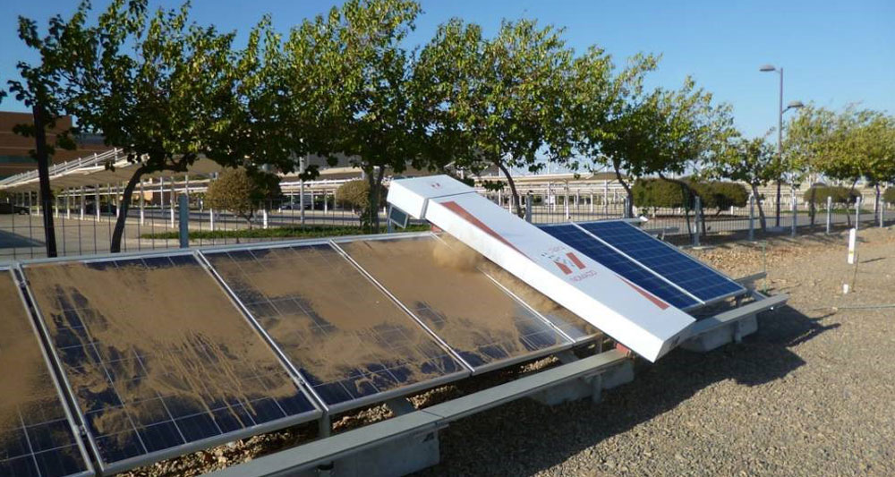 روبوت آلي لتنظيف الالواح الشمسية