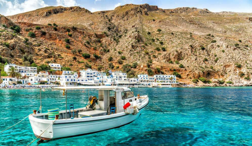 تعتبر «كريت» من أشهر الجزر اليونانية، وتتميز بإستقطاب الزوار الباحثين عن الإسترخاء والهدوء خاصة في فصل الشتاء.