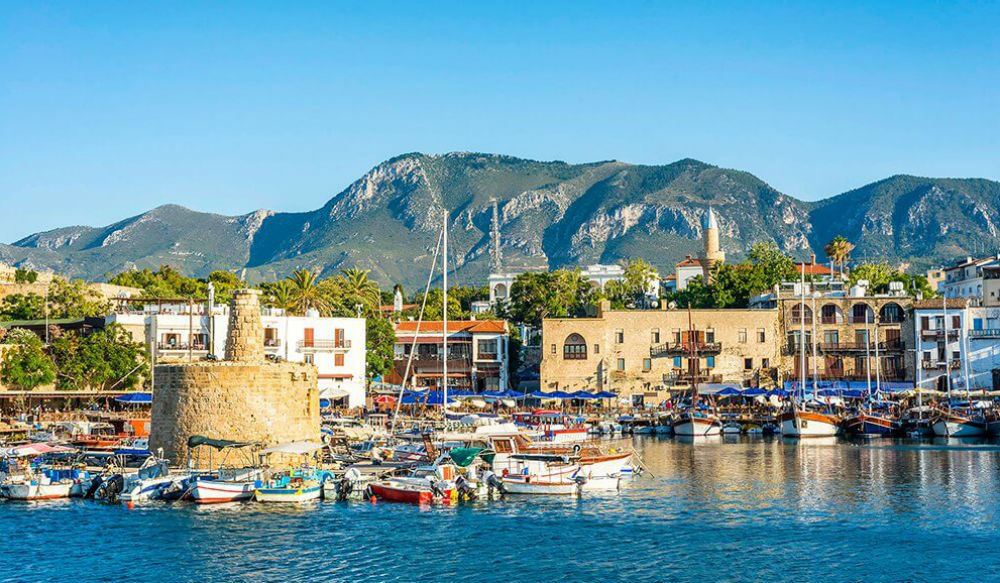 يطلق على «قبرص» أيضاً جزيرة «أفروديت»، وهي تقع في البحر الأبيض المتوسط، إذ تعتبر وجهة سياحية بإمتياز نظراً لطقسها المشمس طوال السنة بالإضافة الى رمال شواطئها البيضاء ومياهها الصافية.