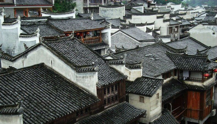 المنازل الحجرية القديمة في مدينة «فانغهوانغ» في الصين