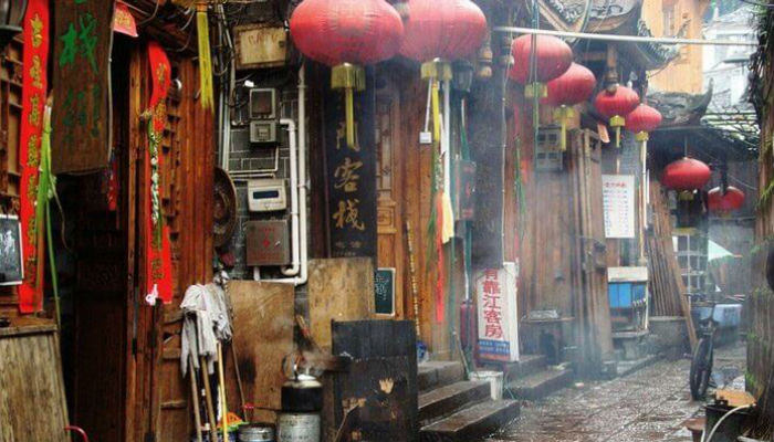 الشوارع القديمة الضيقة في مدينة «فانغهوانغ» في الصين
