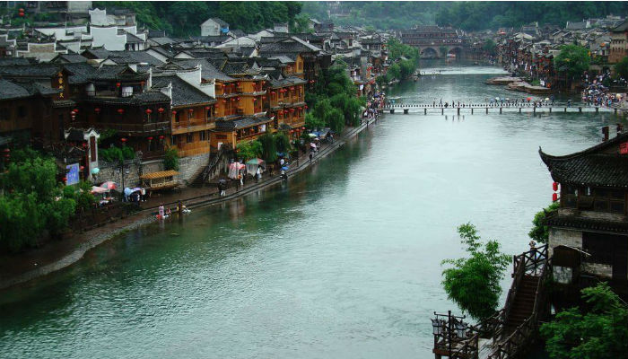 نهر «تيو جيانغ» الذي يمر في مدينة «فانغهوانغ» في الصين