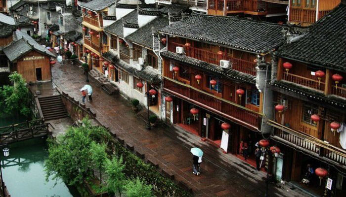 المباني القديمة بجانب نهر «تيو جيانغ» في مدينة «فانغهوانغ» في الصين