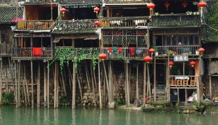 تشييد المباني القديمة في مدينة «فانغهوانغ» في الصين لتبقى جزءاً من حياة سكان هذه المدينة