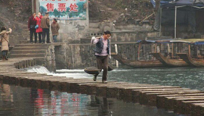 معبر لقطع النهر في مدينة «فانغهوانغ» في الصين