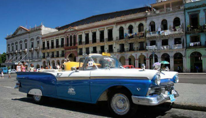 نقل أجنبي بالسيارة الخاصة في كوبا