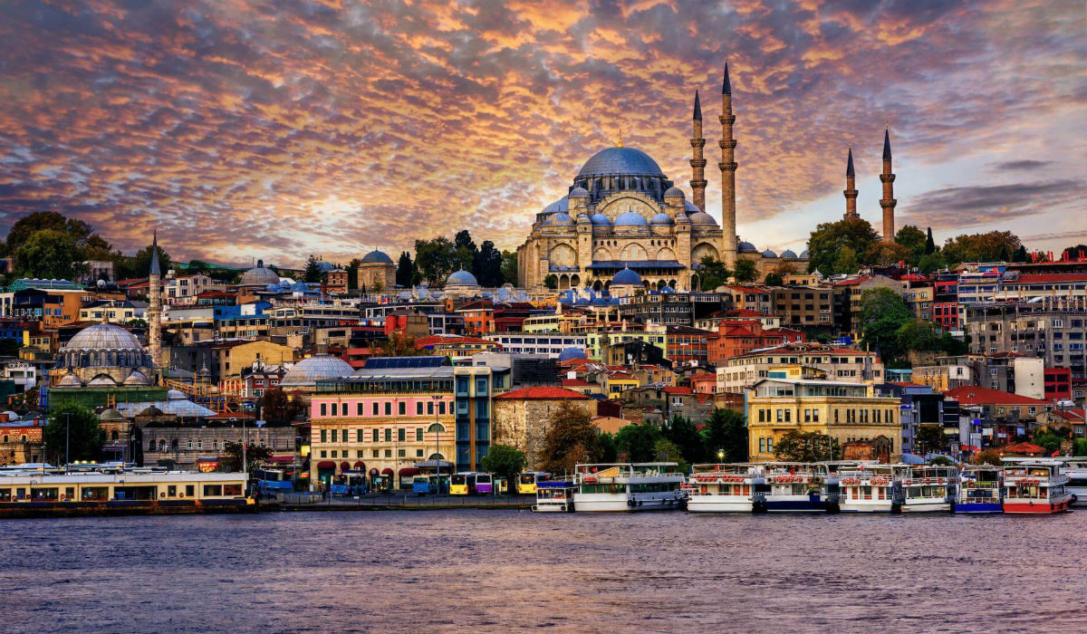  خليج القرن الذهبي هو مصب مضيق البوسفور الذي يقسم الجزء الأوروبي من إسطنبول إلى قسمين