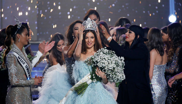 «بيرلا حلو» ملكة جمال لبنان 2017 تتوج «مايا رعيدي» ملكة جمال لبنان 2018