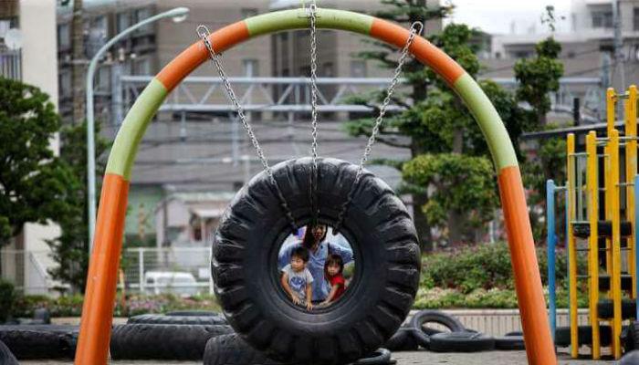 أرجوحة على شكل إطار في حديقة «نيشي روكوغو» للأطفال في طوكيو-اليابان