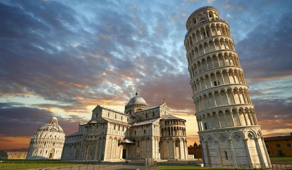 برج بيزا المائل في إيطاليا