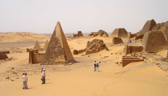 مجموعة من السياح بجانب أهرامات النوبة في السودان