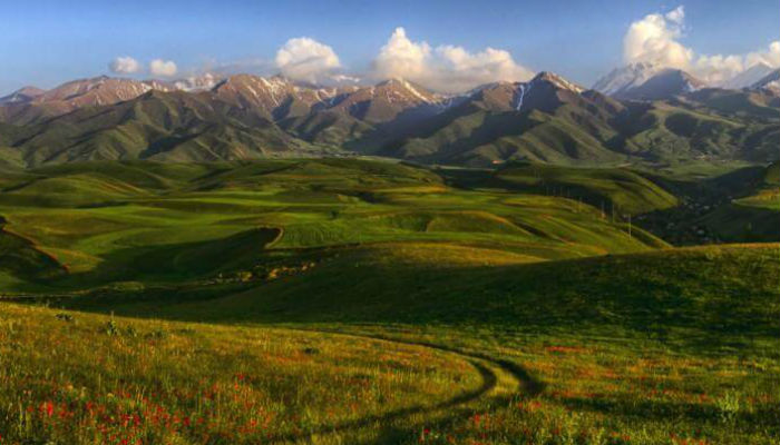 على الرغم من أن الجبال تشكل حوالي 93% من جغرافية "بيشكيك" عاصمة قيرغيزستان، إلا أنها تعتبر مركزاًَ لإكتشاف حضارة آسيا الوسطى من مناظر طبيعية وخلابة، كذلك فإن أسعار الإقامة بها لا تتخطى المطلوب.