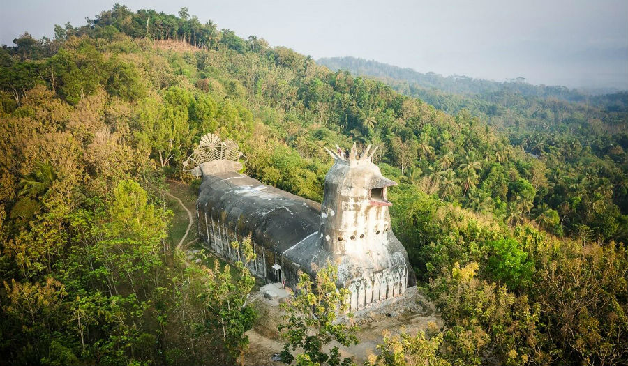صورة لـ"كنيسة الدجاجة" في أندونيسيا من الخلف.