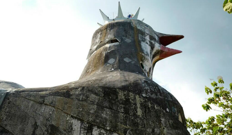 "كنيسة الدجاجة" في أندونيسيا من الجنب يظهر شكل الرأس والتاج.