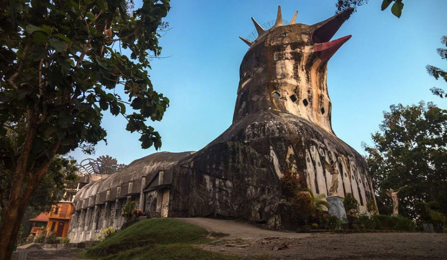 "كنيسة الدجاجة" في أندونيسيا.
