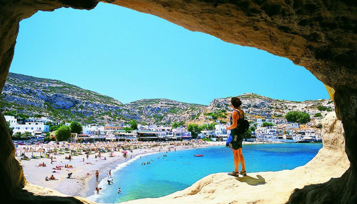تعتبر " كريت " أكبر جزيرة في اليونان، فهي مقصداً لمحبي الشواطئ الساحرة والحفلات، كما توفر "كريت" خيارات متنوعة في منتجعاتها ومطاعمها بسعر أدنى من غيرها من المناطق اليونانية.