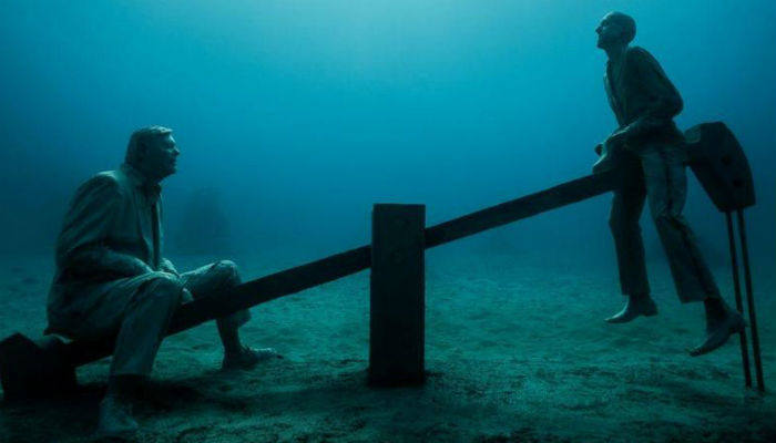 تمثالان تحت الماء في متحف "أتلانتيكو" في أوروبا.