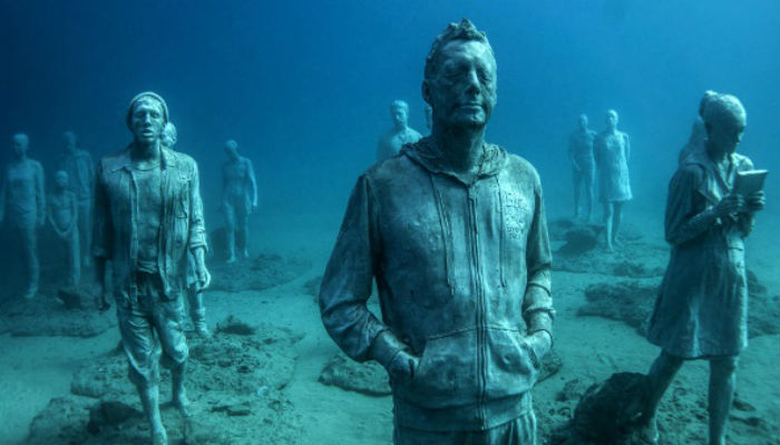 مجموعة تماثيل للفنان "جايسون دي كايريس تايلور" تحت الماء في أوروبا.