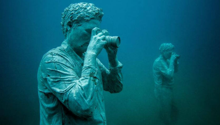 تماثيل للفنان "جايسون دي كايريس تايلور" تحت الماء في أوروبا.