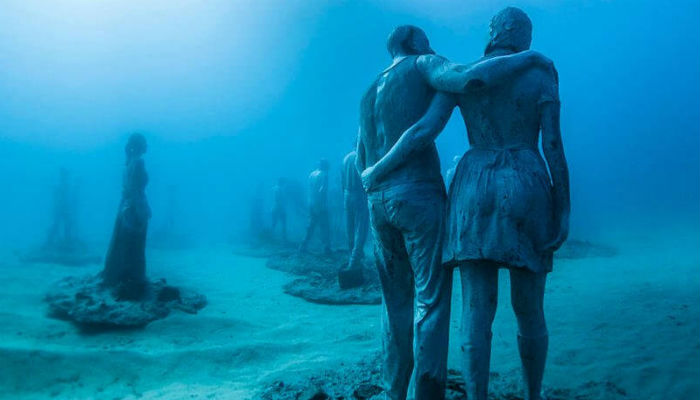متحف "أتلانتيكو" تحت الماء قبالة ساحل ولاية "باهيا دي لاس كولوراداس" للفنان "جايسون دي كايريس تايلور".