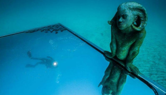 منحوتات تحت الماء في متحف "أتلانتيكو" في أوروبا.