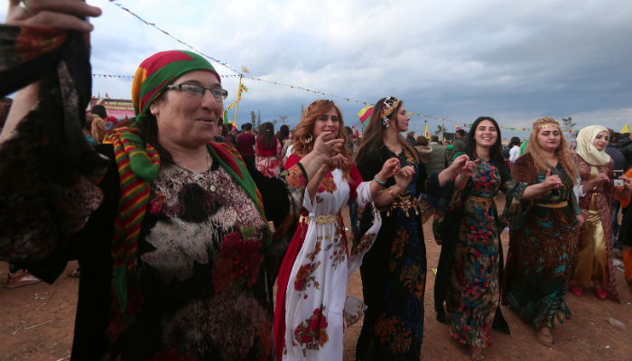 نساء كرديات يرقصن في قرية "جينوار" في سوريا.