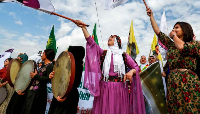 نساء يحتفلن في إفتتاح قرية "جينوار" الكردية للنساء.