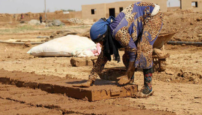 نساء كرديات يثبتن مدى مهارتهن في بناء قرية "جينوار".